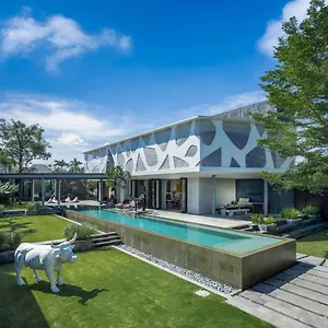 Issi , Seminyak (Bali) Indonesia